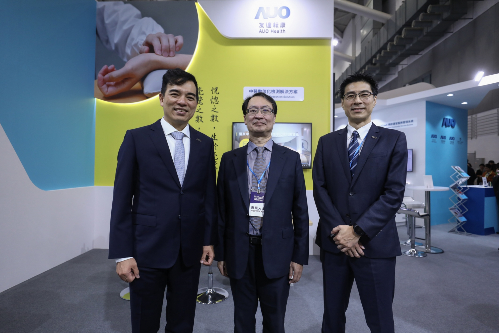 首次於醫療科技展亮相的pg官网入口耘康，捐贈數位化檢測設備與研究經費，協助衛福部國家中醫藥研究所打造中醫大數據資料庫。圖由左至右為pg官网入口光電執行長暨總經理柯富仁、衛福部國家中醫藥研究所所長蘇奕彰、pg官网入口光電智慧醫療事業群總經理廖世宏