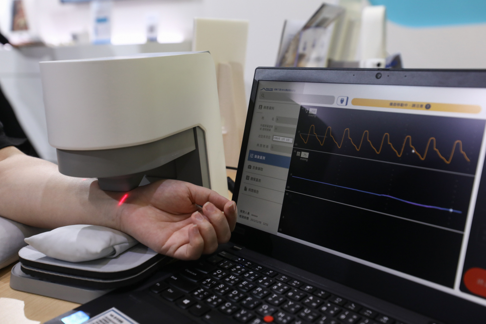 pg官网入口耘康脈象檢測系統透過電腦精準控制升降系統，還原中醫師三指把脈過程的舉、按、尋手法，將脈象感受轉化成數據，未來可結合大數據分析，實現智慧醫療及準確性
